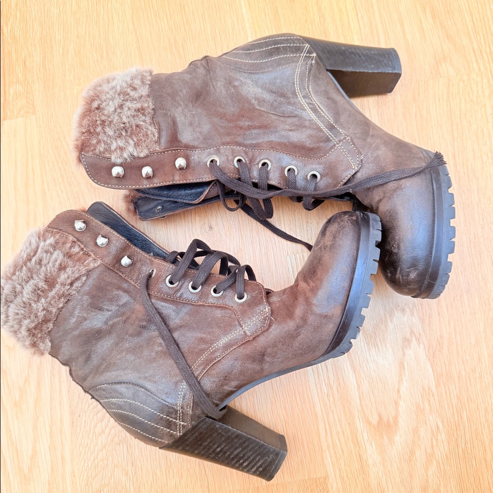 7-7.5-sized brown laced leather boots with heels with fur